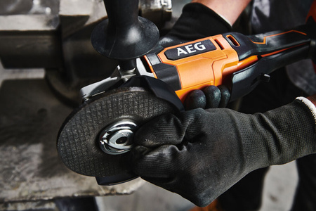 Szlifierka kątowa aku. 125mm 18V BEWS18-125X2-0 AEG | CIS Sklep